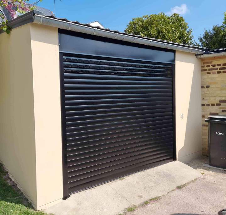 Installation de portes fonctionnelles pour garage.