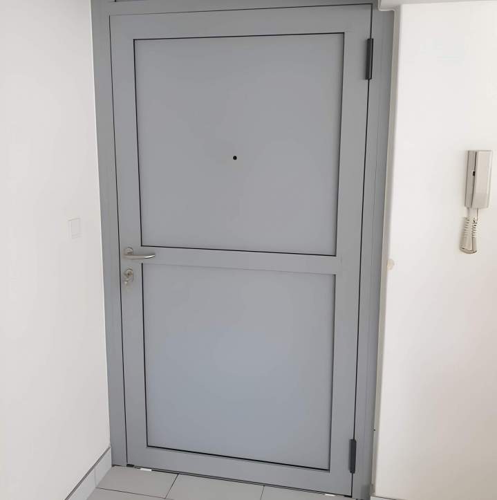 Installation sécurisée de portes d’entrée.