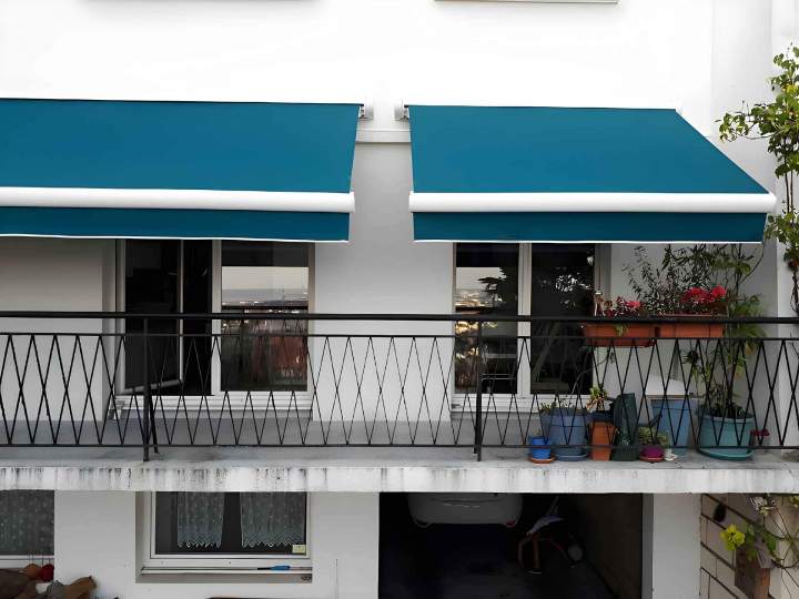 Installation de stores extérieurs avec options manuelles ou motorisées.