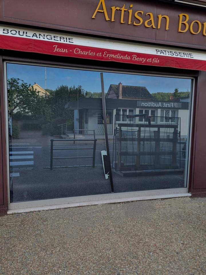 Vitrine  boulangerie Besry Avant